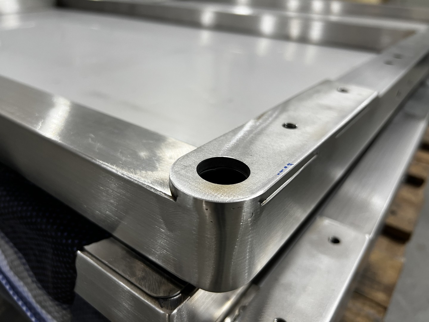 板金レーザー切断部品製造ステンレス鋼筐体溶接サービス